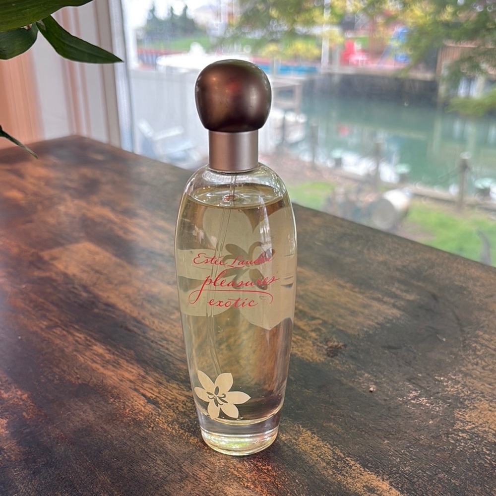 Estee Lauder Pleasures Exotic Eau de Parfum - Clear new without box